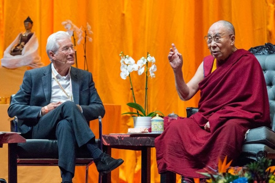 Ричард Гир приедет в Ригу с фильмом о Dalai Lama XIV
